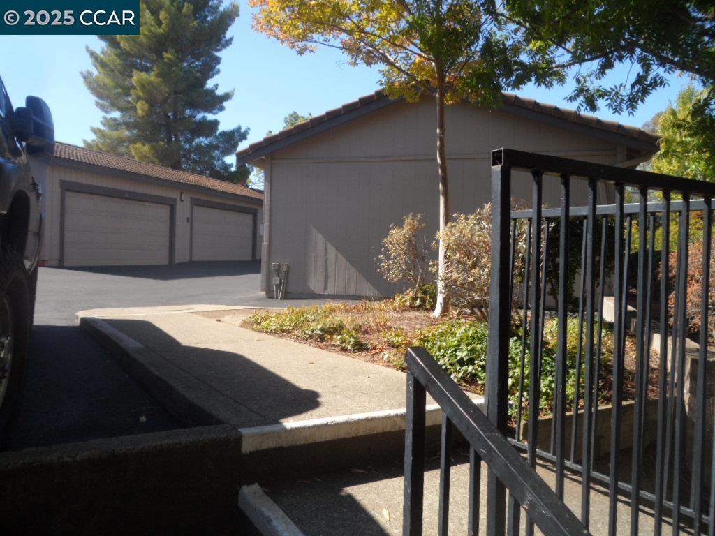 MUIR MANOR - Residential