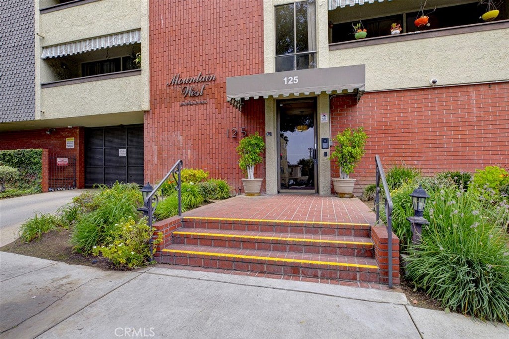 125 W Mountain Street