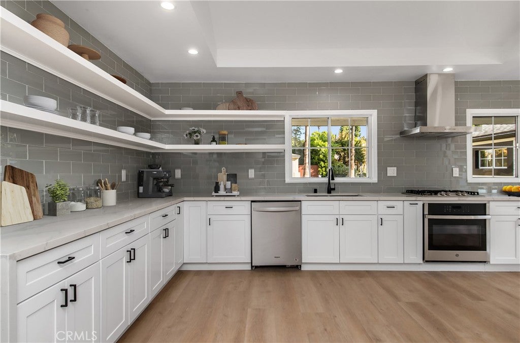 Photo of 521 S Bentley AVE, Los Angeles, CA 90049 (MLS # SB26150289)