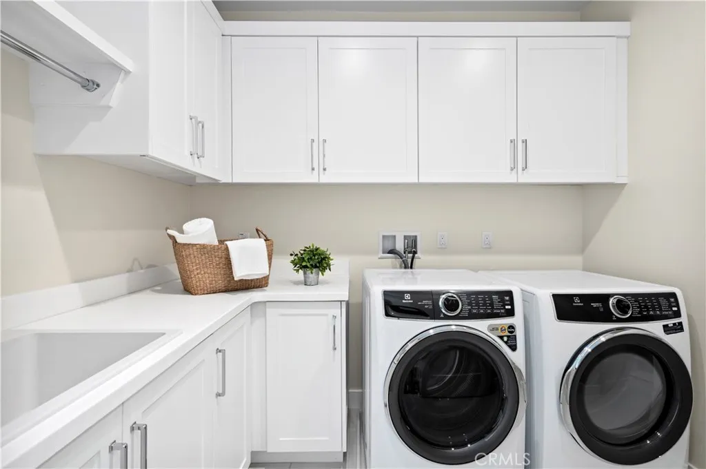 Irvine, California 92618, United States, 4 Bedrooms Bedrooms, ,5 BathroomsBathrooms,Residential,Active,171385