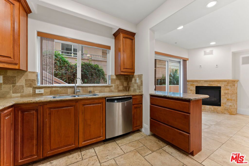 Photo of 16123 W Sunset Boulevard #101, Pacific Palisades, CA 90272 (MLS # 25601115)