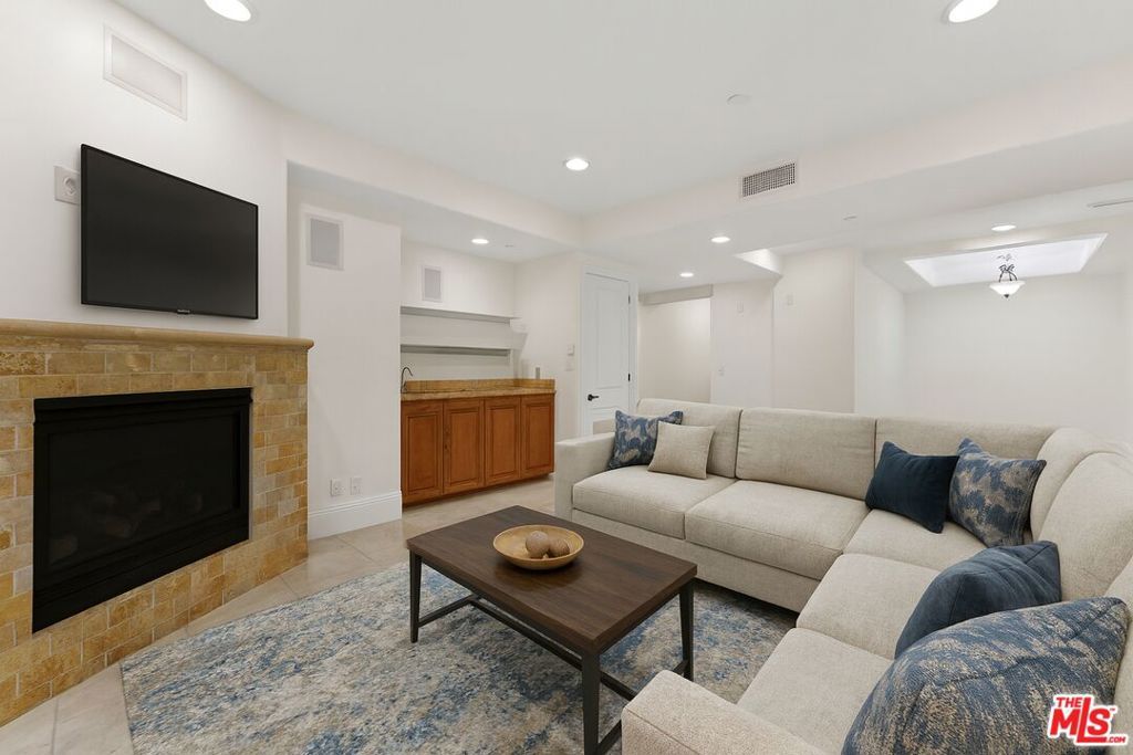 Photo of 16123 W Sunset Boulevard #101, Pacific Palisades, CA 90272 (MLS # 25601115)