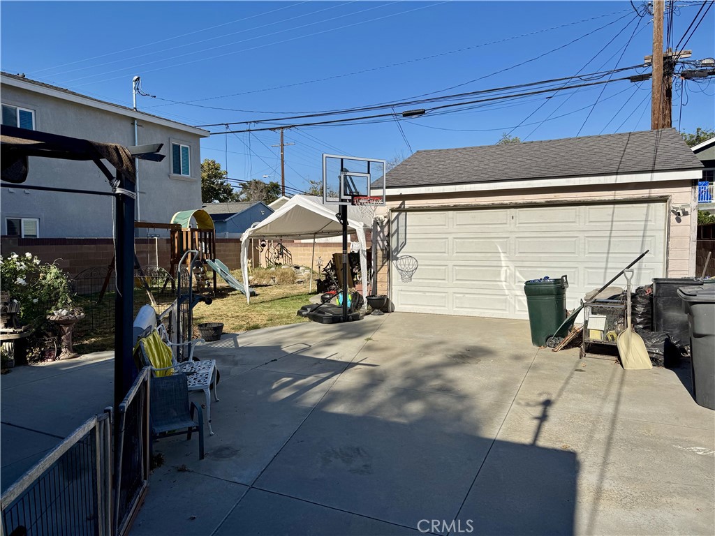 5968 Blackthorne Avenue