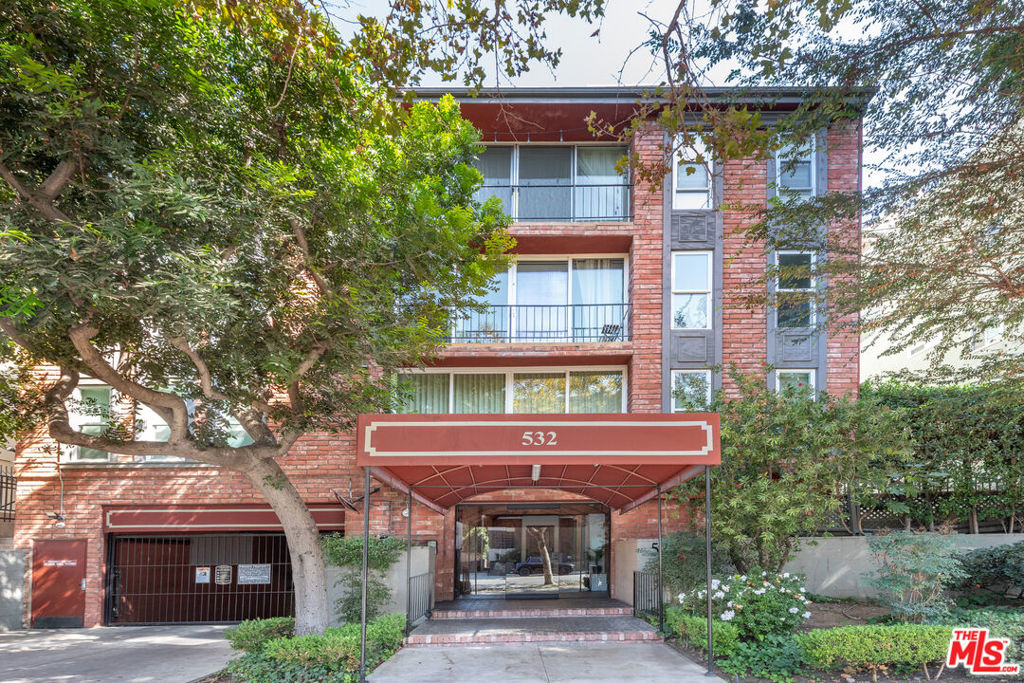 Spacious and bright third-story condo with modern upgrades in a desirable Hancock Park/Larchmont location. This large, light-filled unit offers elevator access and an open-plan kitchen with an oversized island, granite countertops, and abundant storage; perfect for cooking and entertaining. The kitchen is equipped with a refrigerator, freezer, range, and dishwasher. Beautiful wood laminate flooring flows throughout the home. The upgraded main bathroom features granite countertops, dual sinks, and a walk-in shower. The expansive primary bedroom comfortably fits a king-size bed and includes a generous walk-in closet. For convenience, the unit offers a stacked LG washer and dryer, plus access to a community laundry room for larger items. Additional highlights include tandem 2-car parking, extra storage in the garage, central air and heat, secure entry, and a community pool and sauna. Ideally located near Melrose, Larchmont Village, and a wide selection of restaurants, shops, entertainment, and activities, this home combines comfort, style, and accessibility in one of L.A.'s most sought-after neighborhoods.