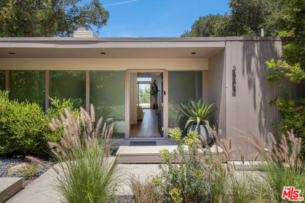 Photo of 3564 Multiview Drive, Los Angeles, CA 90068 (MLS # 25594815)