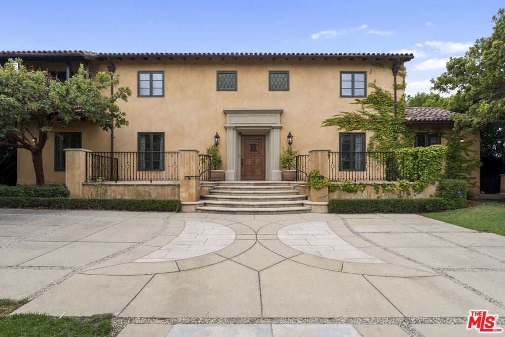 305 S June Street, Los Angeles CA 90004