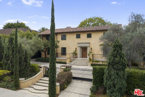 Photo of 305 S June Street, Los Angeles, CA 90020 (MLS # 26853193)