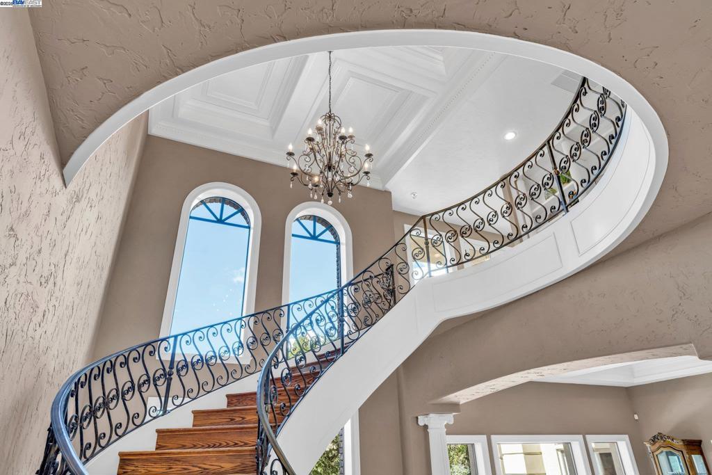 219 Valley Oaks Dr