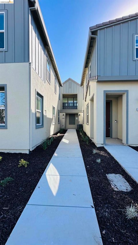 Photo of 2406 Garden Farms Ave AVE, Lathrop, CA 95330 (MLS # 41151979)