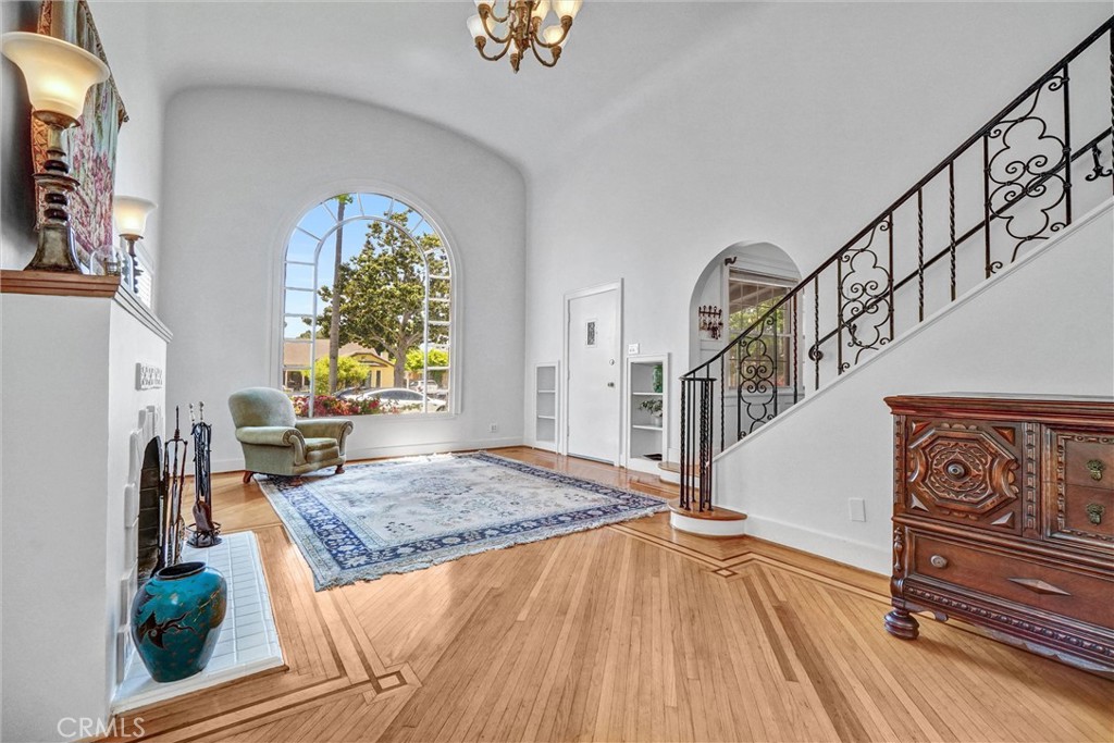 521 W Whiting Avenue
