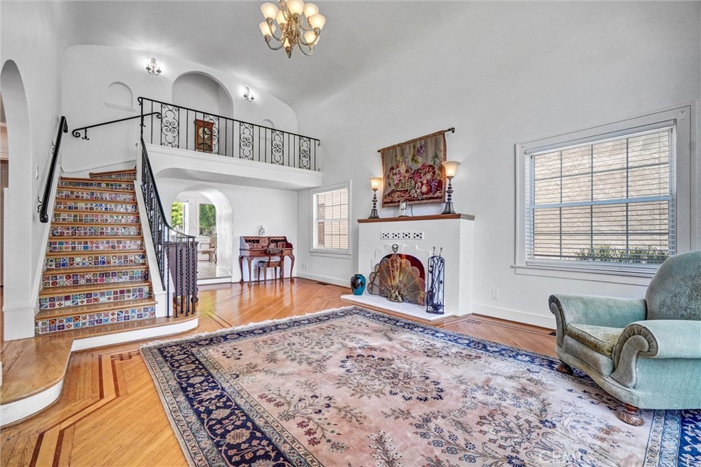 521 W Whiting Avenue