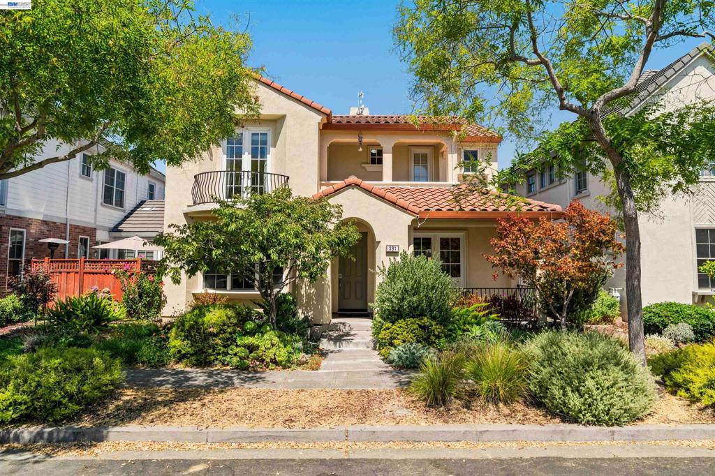 381 Hollister Ave AVE