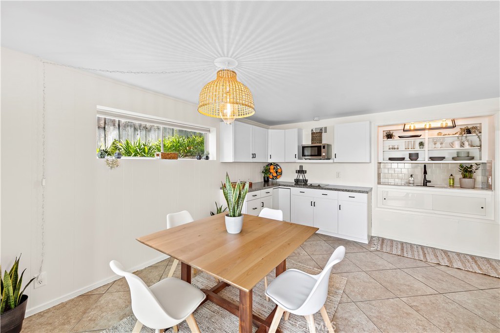 2120 Temple Hills Drive LOWER