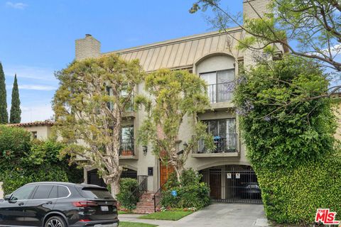 Photo of 839 S Holt Avenue #104, Los Angeles, CA 90035 (MLS # 26646531)