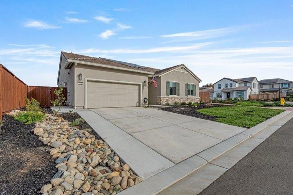 Photo of 303 Amara Lane, Hollister, CA 95023 (MLS # ML82032045)