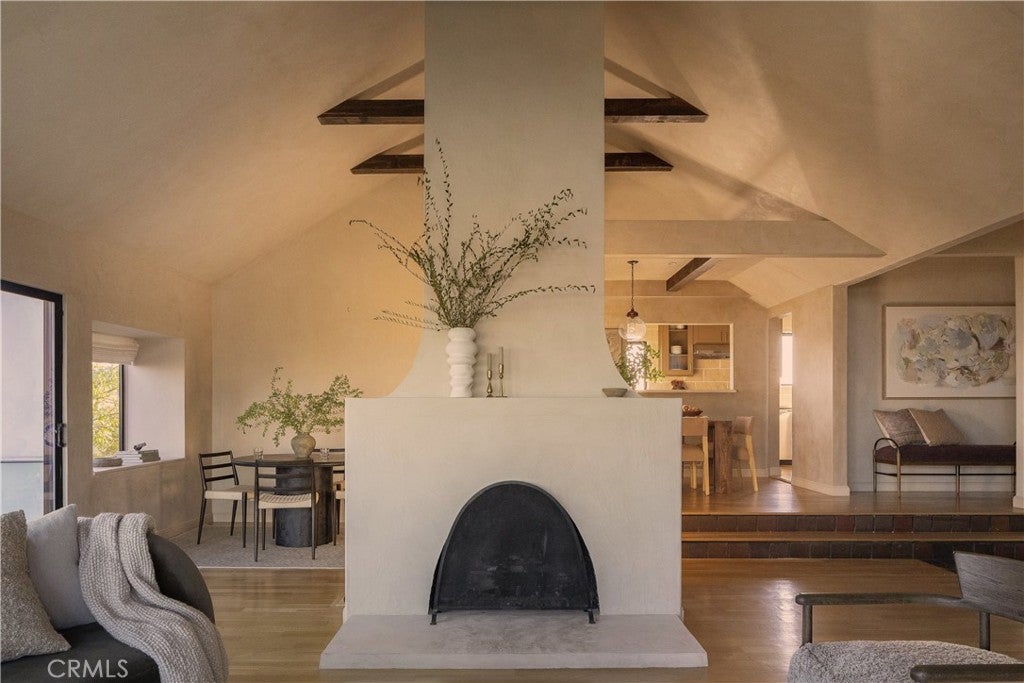 2890 Las Alturas Street, Los Angeles CA 90068