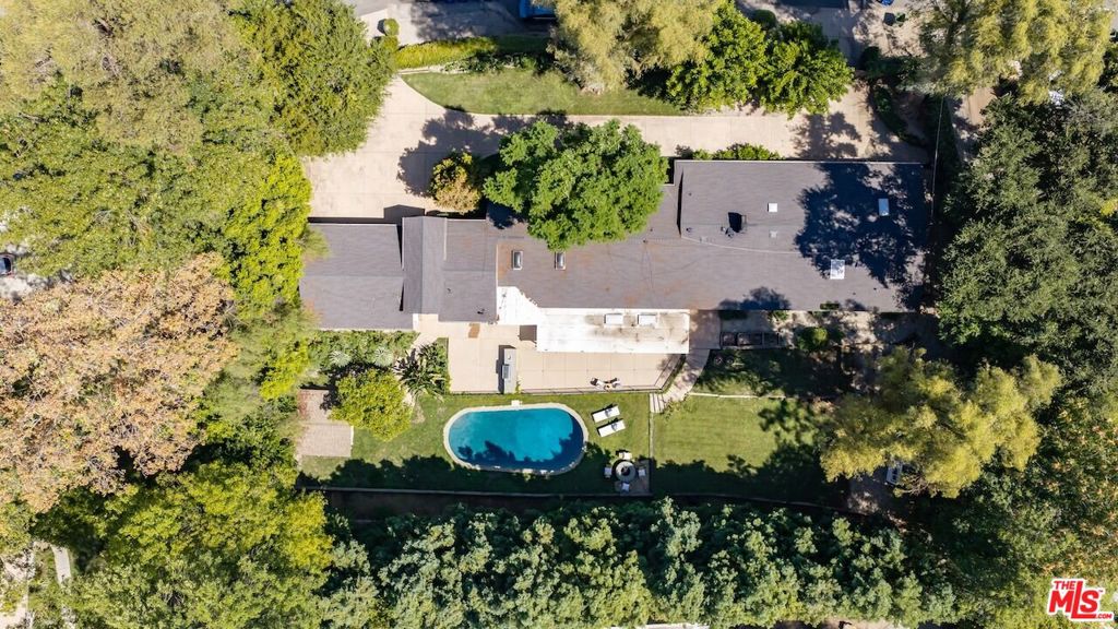 Photo of 4725 Vanalden Avenue, Tarzana, CA 91356 (MLS # 26988557)