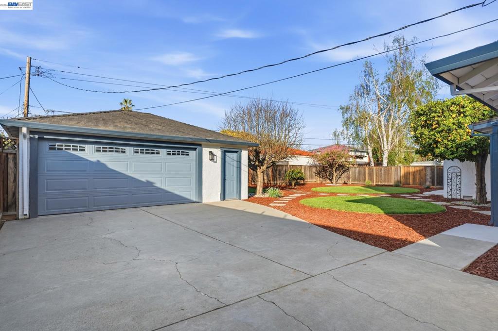 1743 Willow Creek Ct