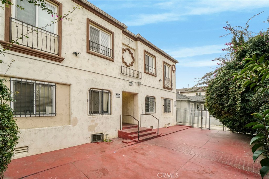 602 W 75th is a 16 unit apartment building in South LA, south of Florence, between Vermont and the 110 Freeway. The subject property offer an investor a great unit mix consisting of (11) 1 Bed/1 Bath, (4) 2 Bed/1 Bath, and (1) 3 Bed/1 Bath units. There is excellent day 1 cash flow being offered at a 9.16% cap rate and 6.66 GRM. The total gross leasable area of the building is 10,032 square feet and sits on a 7,002 square foot lot zoned LAR3. The two story, center hallway apartment building is wood frame stucco construction and the units are subject to LARSO. The front of the property offers a private landscaped space secured with a front gate.
