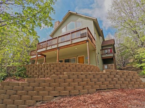 Photo of 756 Brentwood DR, Lake Arrowhead, CA 92352 (MLS # CV26096913)