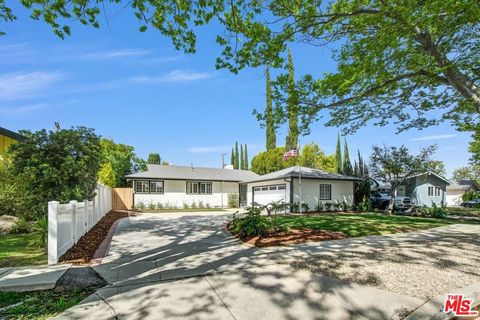 Photo of 22157 Archwood Street, Woodland Hills, CA 91303 (MLS # 26743697)