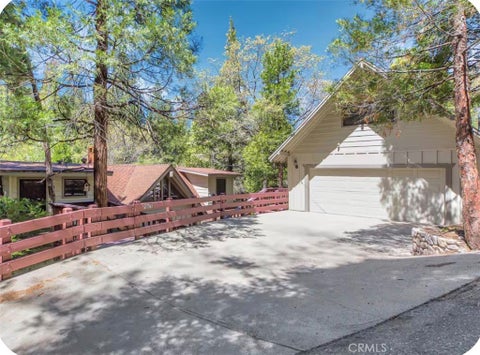Photo of 27945 Lakes Edge Rd, Lake Arrowhead, CA 92352 (MLS # AR26207141)