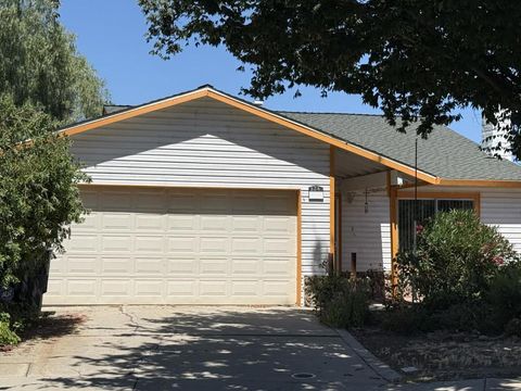 Photo of 324 Barros Street, Patterson, CA 95363 (MLS # ML82052031)