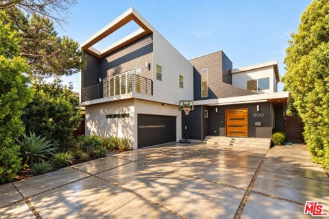 Photo of 13019 Warren Avenue, Los Angeles, CA 90066 (MLS # 26105008)