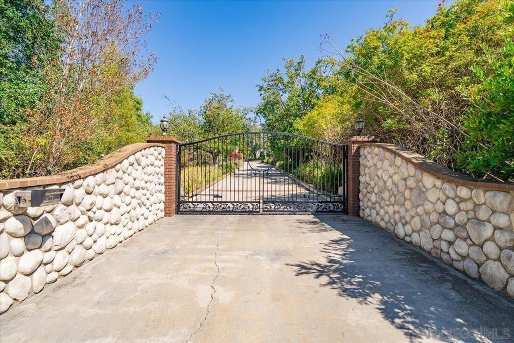 Photo of 2114 Vista Valle Verde Dr Dr, Fallbrook, CA 92028 (MLS # 250040803SD)