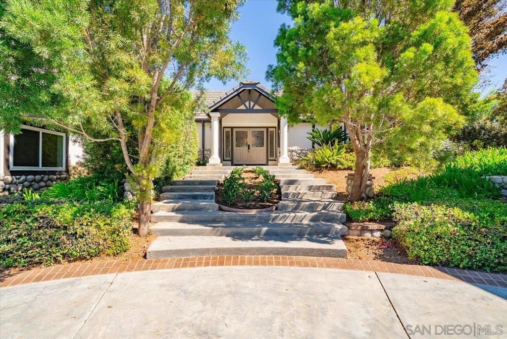 Photo of 2114 Vista Valle Verde Dr Dr, Fallbrook, CA 92028 (MLS # 250040803SD)