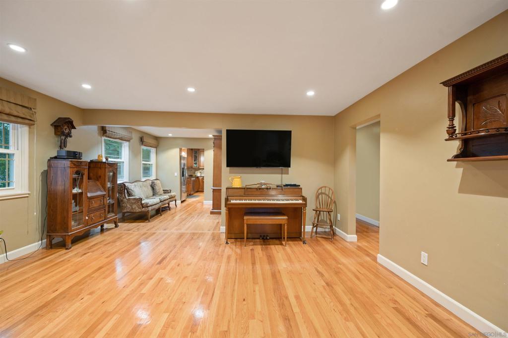 4839 Winona Ave