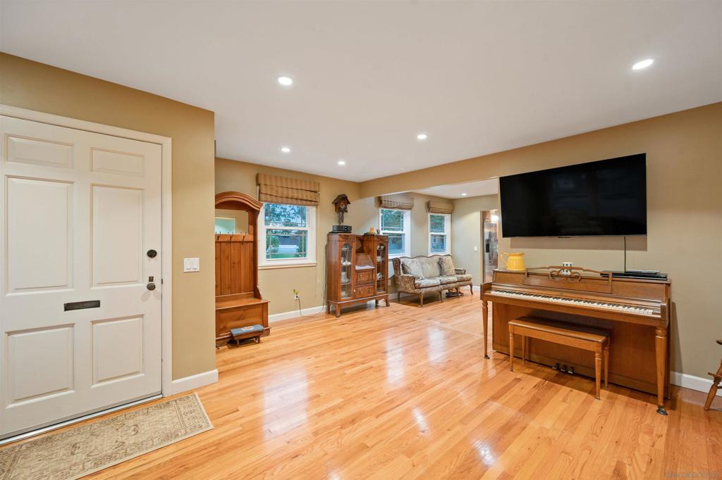 4839 Winona Ave