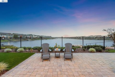 Photo of 2827 Irish Meadow Way Way, Lathrop, CA 95330 (MLS # 41128989)