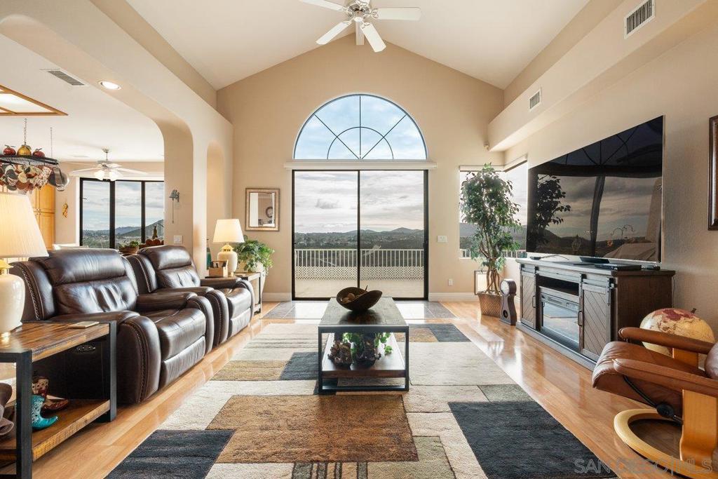 3645 Vista De La Canada