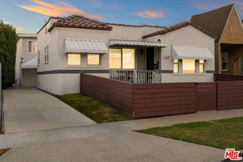 Photo of 2225 Thurman Avenue, Los Angeles, CA 90016 (MLS # 26102734)