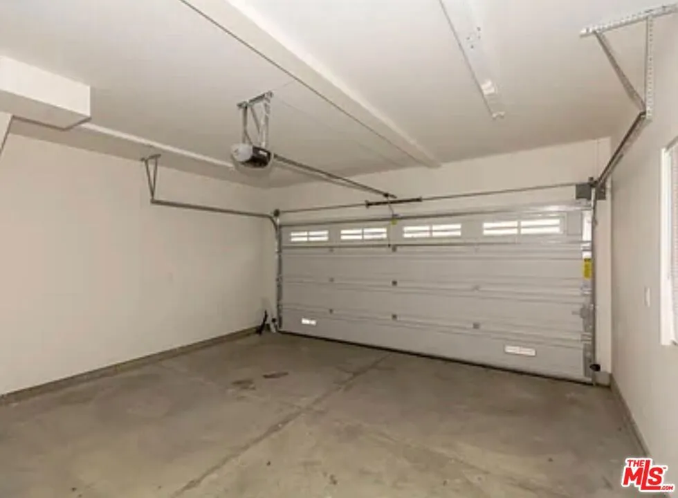 Reseda, California 91335, United States, 5 Bedrooms Bedrooms, ,6 BathroomsBathrooms,Residential,Active,182981