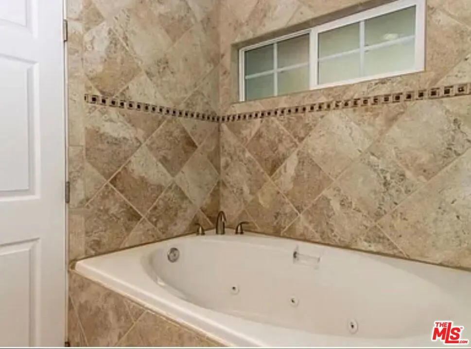 Reseda, California 91335, United States, 5 Bedrooms Bedrooms, ,6 BathroomsBathrooms,Residential,Active,182981