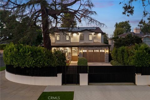 Photo of 13627 Chandler Boulevard, Sherman Oaks, CA 91401 (MLS # SR25231159)