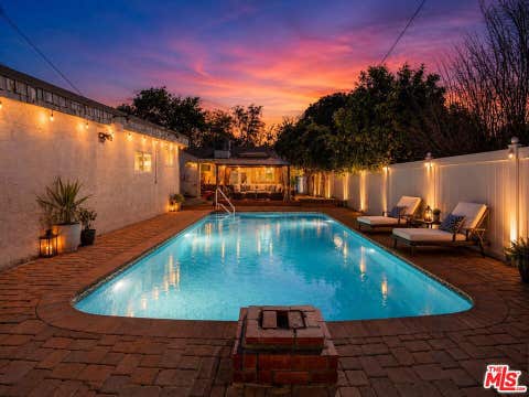 Photo of 18813 Cantlay Street, Reseda, CA 91335 (MLS # 26851261)