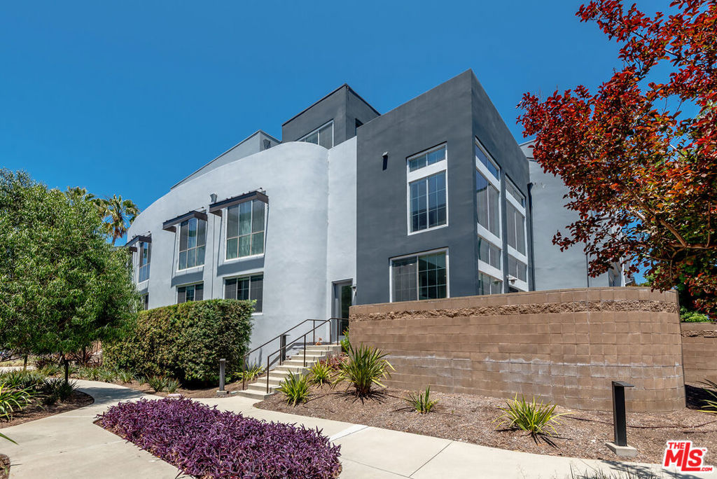 5350 Playa Vista Drive 17