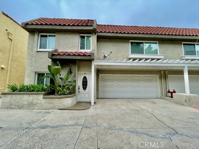 This 3-bedroom 2.5 bath is a detached house with extra-large private yard. The unit has wood floors in the bedrooms and in the living room, kitchen, and bathrooms, granite countertops, stainless appliances including a refrigerator, full-size washer/dryer hookups, and an attached two-car garage. Bathrooms and showers are granite, travertine and crown molding throughout. Available for a yearly lease.