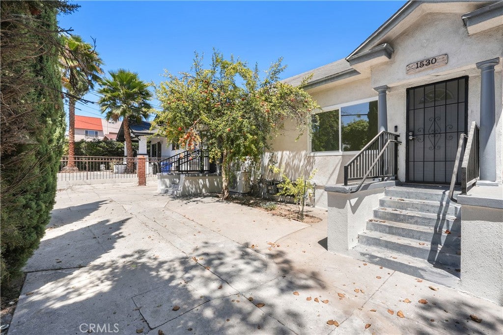 1530 N Mariposa