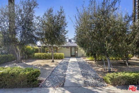 Photo of 19820 Victory Boulevard, Woodland Hills, CA 91367 (MLS # 26999855)