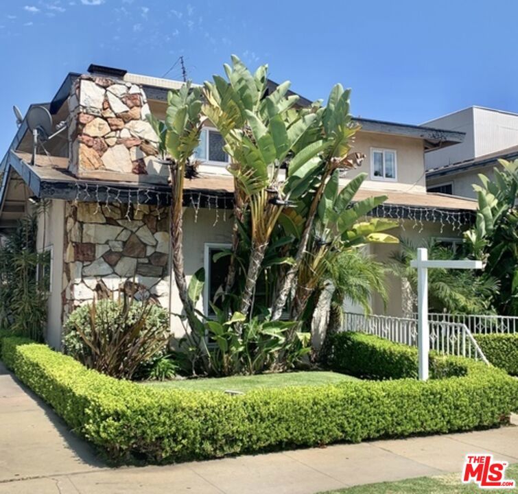 MOVE IN SPECIAL!!! 800 DOLLARS OFF RENT FOR THE 1ST MONTH. 2ND FLOOR REMODELED UNIT with a nice OPEN floor plan in a cozy 8 UNIT COMPLEX. This 2 bedroom 1 bathroom BEAUTY features NEW REMODELED kitchen with NEW countertops, NEW cabinets, NEWER light fixtures, NEW paint throughout, NEWER wood flooring throughout, NEWER blinds, NEWER RETROFIT DOUBLE PANE WINDOWS THROUGHOUT, NEWER CENTRAL AC/HEAT SYSTEM, Unit comes with Stove & Fridge. JUST BLOCKS AWAY from SoFi Stadium, Forum & Intuit Dome & minutes from Trendy Downtown Culver City, Westchester & LAX. This is agreat opportunity to make this upgraded cozy unit your home.