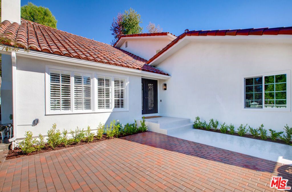 Photo of 10221 Briarwood Drive, Los Angeles, CA 90077 (MLS # 25617047)