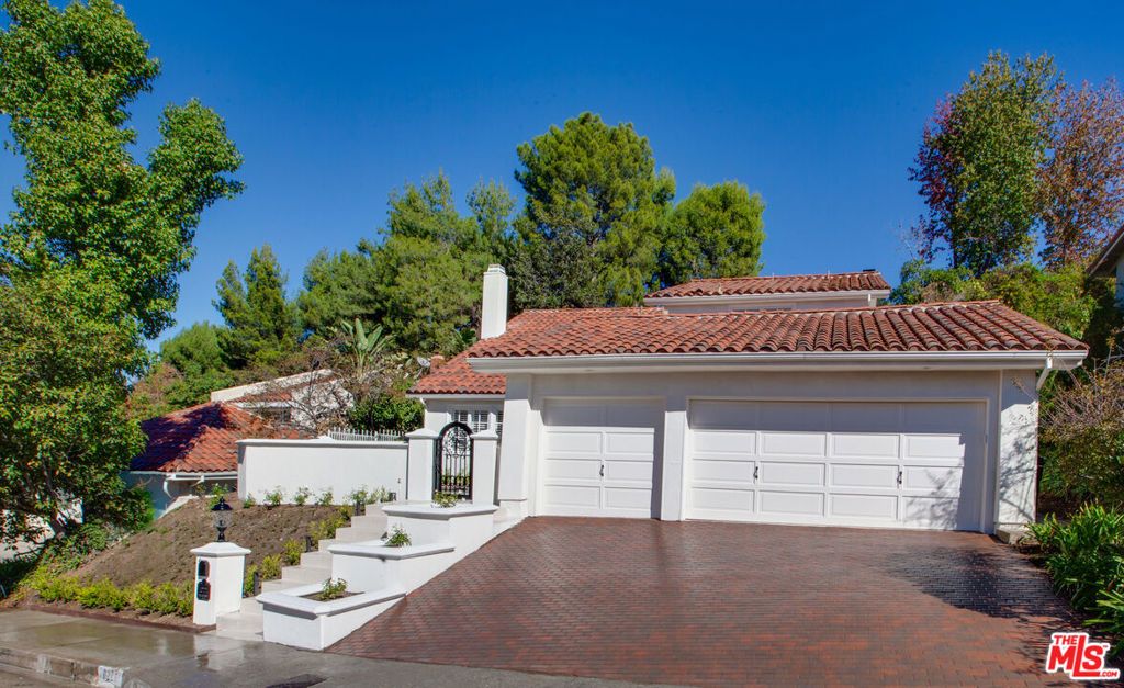 Photo of 10221 Briarwood Drive, Los Angeles, CA 90077 (MLS # 25617047)