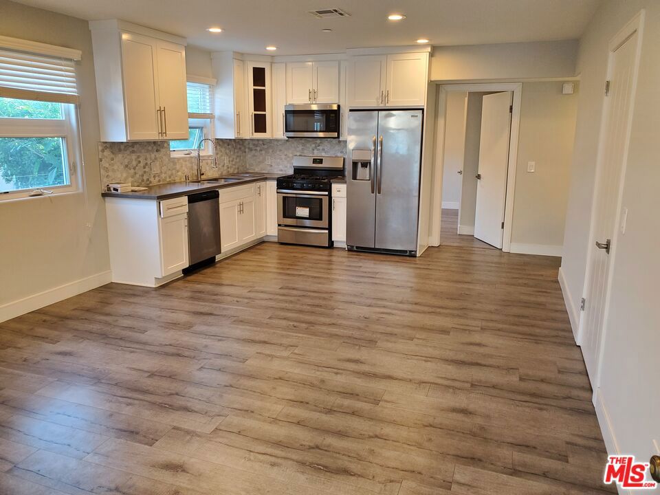 3Br 2Ba first-level unit!! Assigned Parking!! Bright and spacious, with ample closet space. Open kitchen to dining and living area with natural lighting. The unit includes a stainless steel refrigerator, dishwasher, oven/range, and microwave. Newer laminate floors in the dining area and all bedrooms. Newer tiles in all bathrooms. Fresh paint, newer kitchen cabinets with large countertops. Recessed lighting throughout the unit. Laundry closet with washer and dryer. Central A/C. 5-minute drive to USC and USC Village.