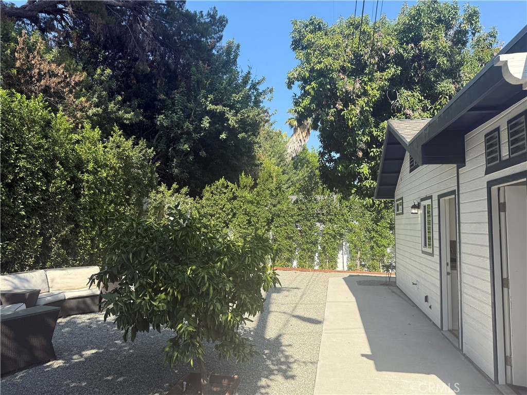 Welcome to this beautiful and private completely renovated 1 bedroom 1 bath Sherman Oaks guest house within close proximity to the Sherman Oaks Galleria at the end of a cul-de-sac with an outdoor space as big as some single family homes. Towering trees and greenery completely surround the space makes it perfect for relaxation the moment you walk thru your private gated entrance. The interior filled drenched in light includes natural wide plank wood laminate floors, dual pane windows, recessed lighting. The modern kitchen has quartz counter tops and stainless steel appliances and includes a full size refrigerator, freezer, microwave and stove with gas cooktop. Spacious bathroom with tub and shower combo. The separate laundry room with washer/dryer offers additional space for extra storage. This is a special property you won’t want to miss. Rentspree application required via link. https://apply.link/BnJw4sQ