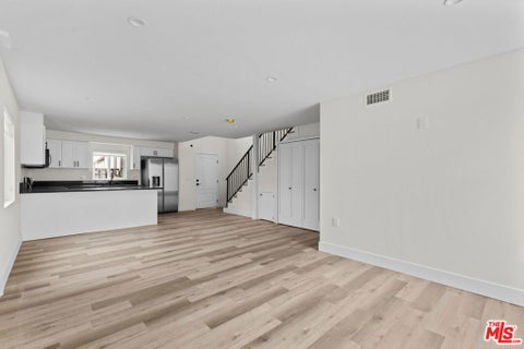 Photo of 546 N Genesee Avenue, Los Angeles, CA 90036 (MLS # 26842557)