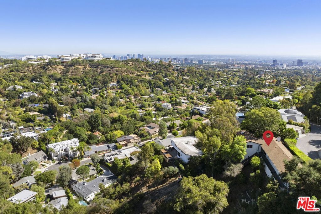 Photo of 1018 N Tigertail Road, Los Angeles, CA 90049 (MLS # 26649463)